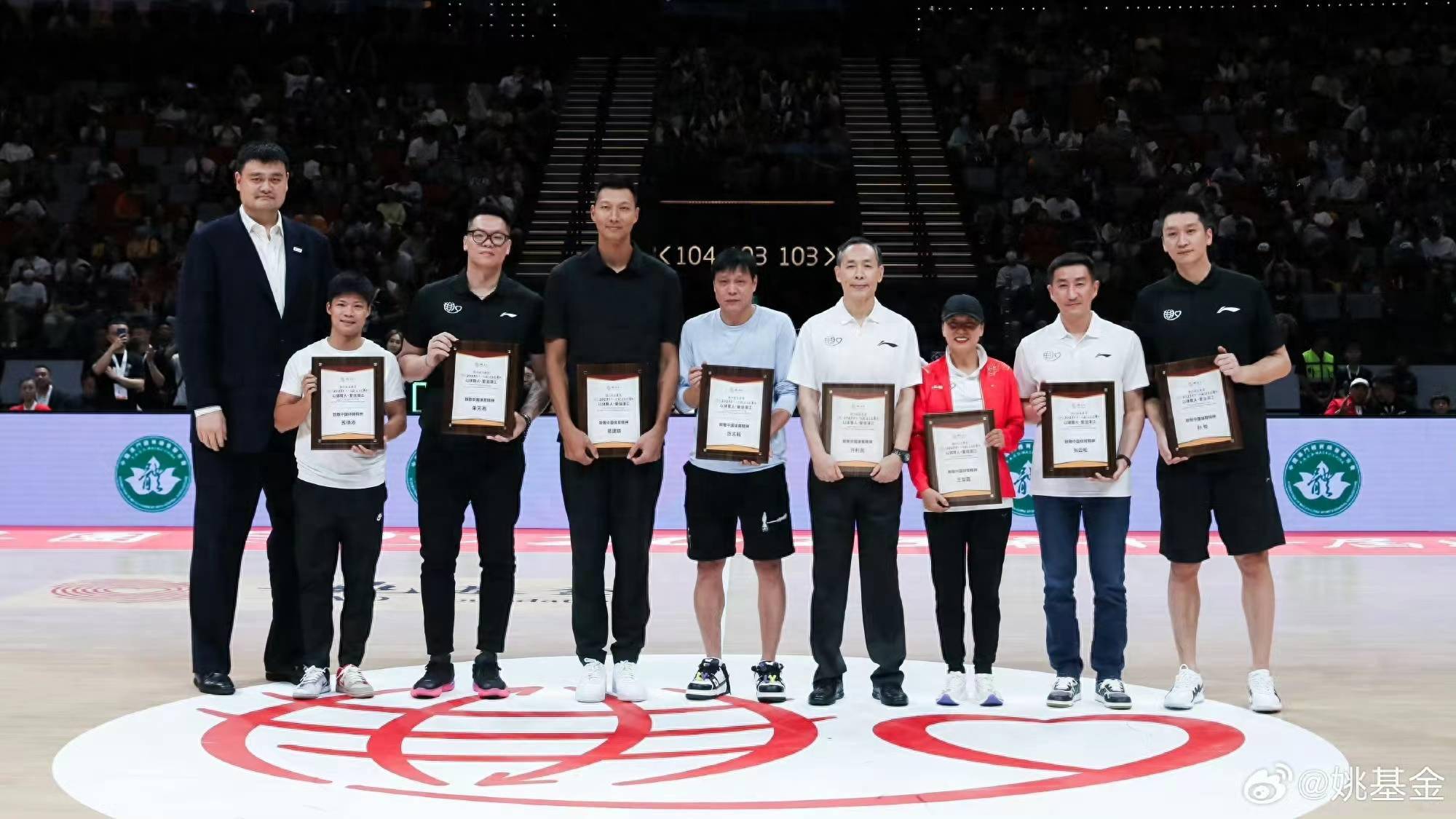 包含篮球联赛顶级明星合影助力公益活动的词条